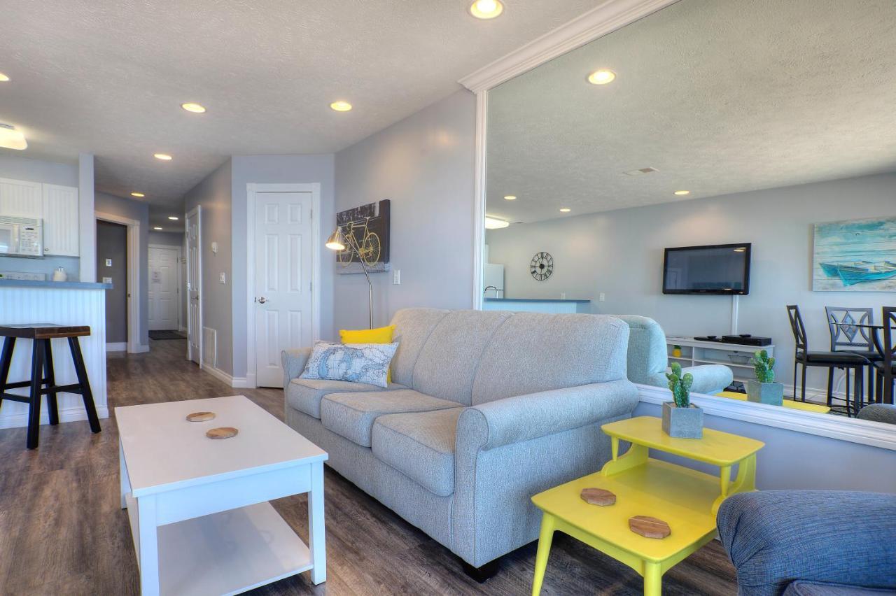 Beachside 216 With Pool Hot Tub And Private Deck Overlooking East Bay Traverse City Exterior photo