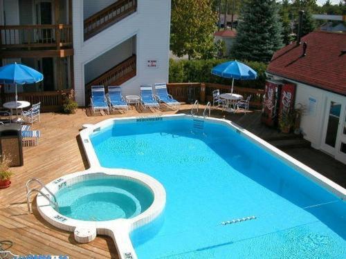 Beachside 216 With Pool Hot Tub And Private Deck Overlooking East Bay Traverse City Exterior photo