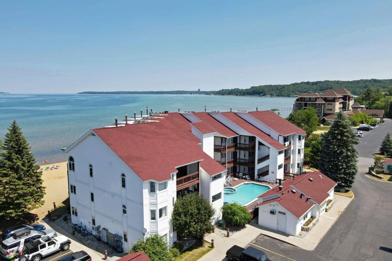 Beachside 216 With Pool Hot Tub And Private Deck Overlooking East Bay Traverse City Exterior photo